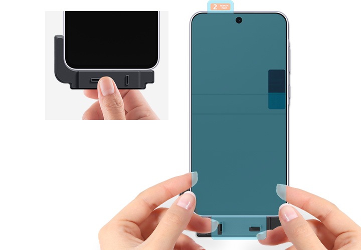 총 2가지 이미지입니다. 왼쪽은 두 손으로 제공된 설치 프레임을 사용하여 AR 필름을 깔끔하게 부착하고 있는 이미지입니다. 오른쪽은 한 손으로 설치 프레임의 일부를 들고 있는 이미지입니다.