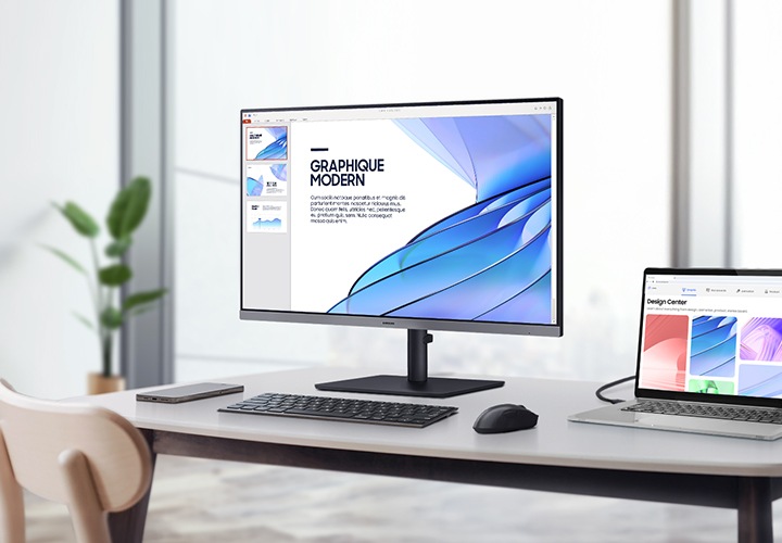 책상 위에 모니터가 보입니다.