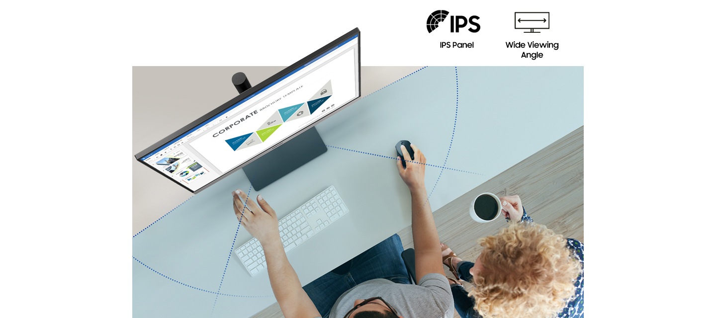 책상 위 모니터를 앞에 두고 앉은 두 사람이 보입니다.