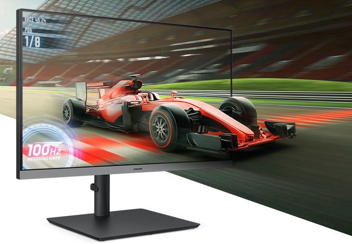 모니터 화면을 뚫고 나오는 듯한 f1경기 화면을 보여줍니다.