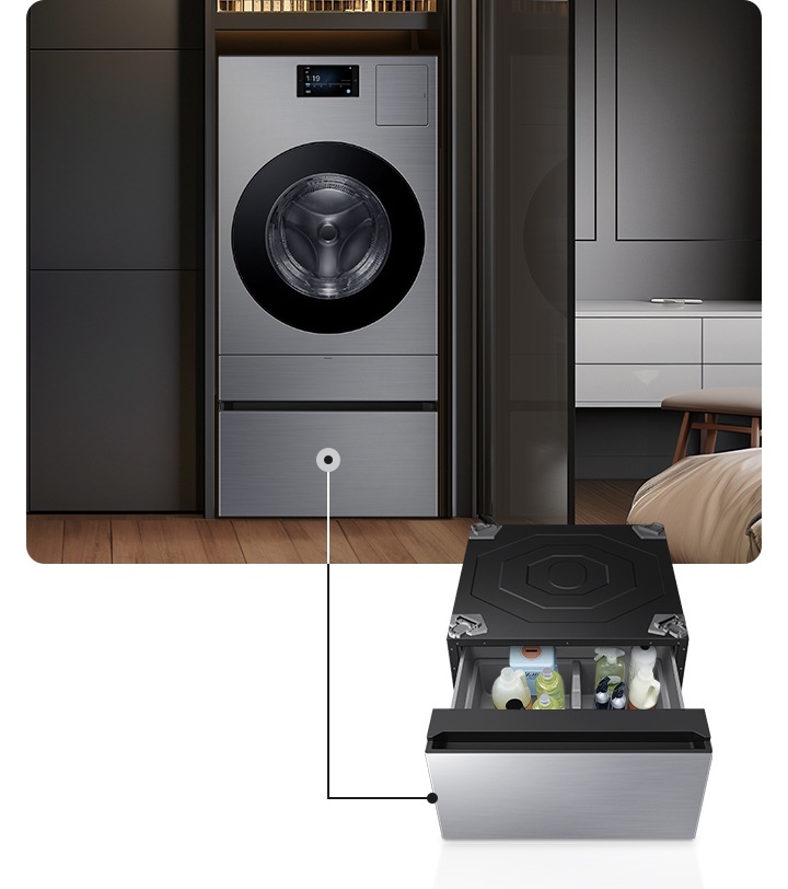 이미지 왼쪽에는 수납장 사이즈 Infinite AI 콤보+ Infinite AI 콤보 수납함 제품 이미지 보입니다. 제품 왼쪽에는 수납장와 소파가 보이고, 오른쪽에는 침실이 보입니다. 이미지 오른쪽에는 수납함 열려있는 이미지 보입니다, 수납함 안에는 각종 세제들이 있습니다.