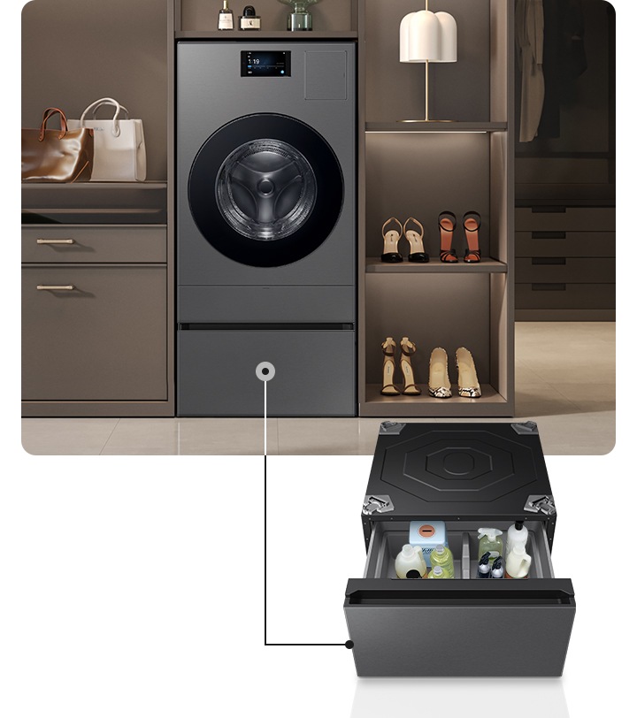 이미지 왼쪽에는 수납장 사이즈 Bespoke AI 콤보+ Bespoke AI 콤보 수납함 제품 이미지 보입니다.  제품 왼쪽에는 수납장있고, 수납장 위에는 가방 2개와 옷이걸려있습니다. 오른쪽에는 구두와 옷들이 걸려있습니다. 이미지 오른쪽에는 수납함 열려있는 이미지 보입니다, 수납함 안에는 각종 세제들이 있습니다.