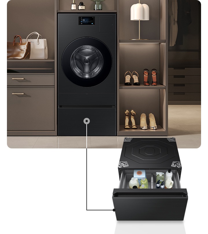 이미지 왼쪽에는 수납장 사이즈 Bespoke AI 콤보+ Bespoke AI 콤보 수납함 제품 이미지 보입니다.  제품 왼쪽에는 수납장있고, 수납장 위에는 가방 2개와 옷이걸려있습니다. 오른쪽에는 구두와 옷들이 걸려있습니다. 이미지 오른쪽에는 수납함 열려있는 이미지 보입니다, 수납함 안에는 각종 세제들이 있습니다.