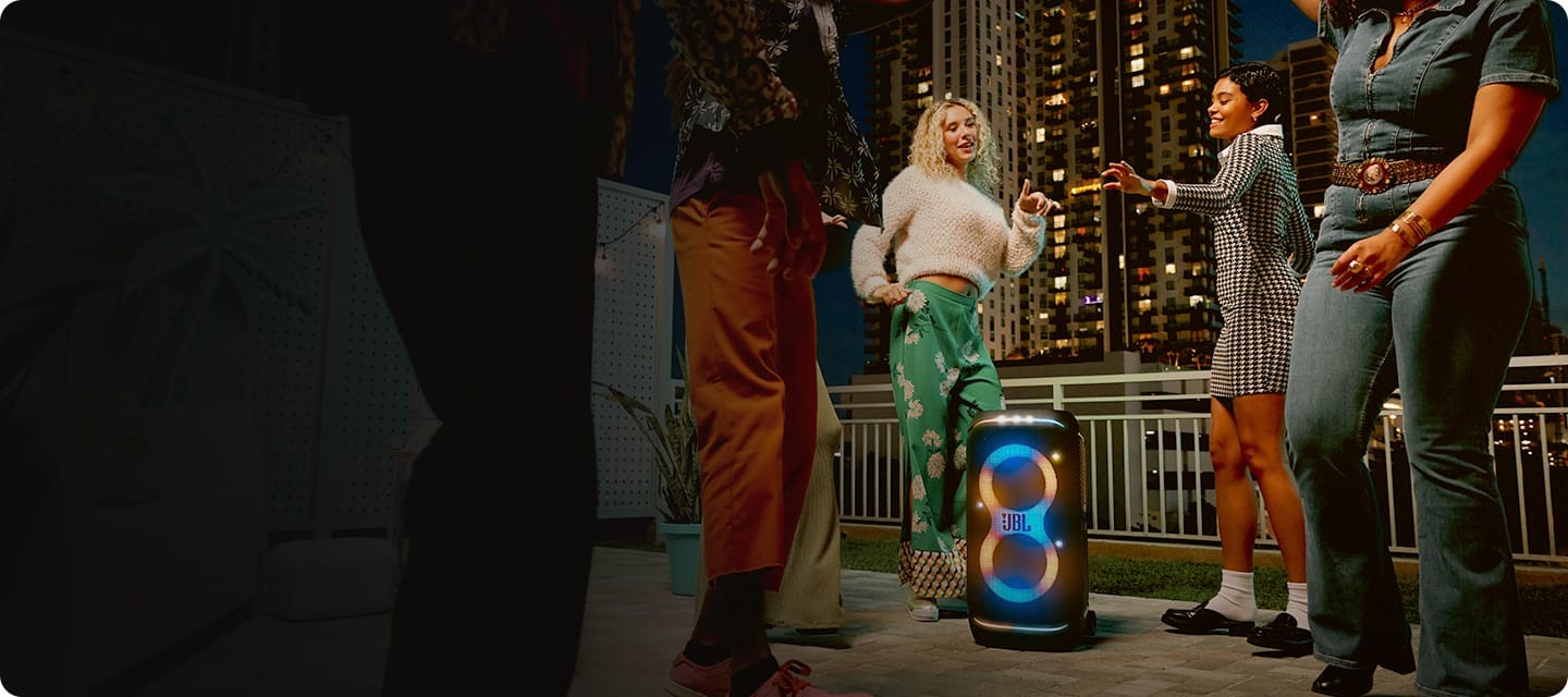 옥상에 제품을 놓고 그 주위에 사람들이 모여 춤을 추고 있습니다. 