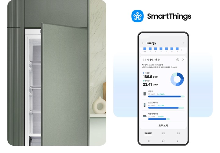 냉장고장에 1도어가 설치되어 문이 살짝 열려있는 인테리어컷과 스마트싱스 에너지 앱 화면이 나와있습니다.