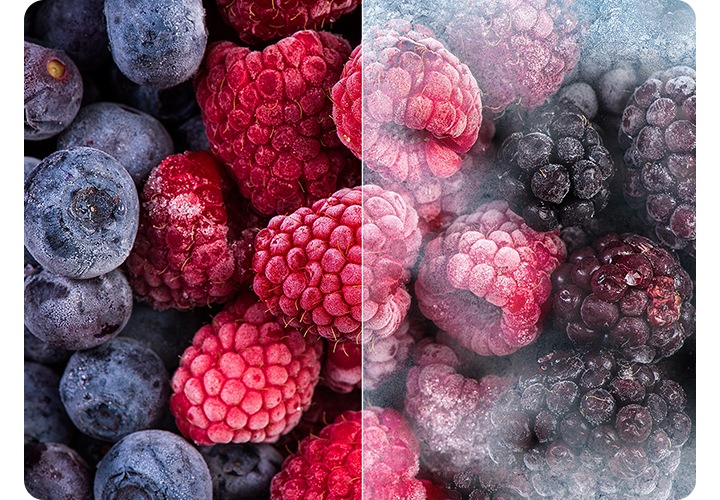냉동 라즈베리와 블루베리가 성에가 낀 모습과 끼지 않은 모습으로 반반 나뉘어 있는 연출된 이미지 입니다.