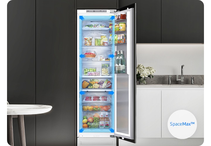 블랙&그레이톤 주방 냉장고장에 음식이 가득 든 1도어 냉장고 문이 오픈되어 있습니다. 이미지 우측 하단에는 SpaceMax™ 로고가 나와있습니다.