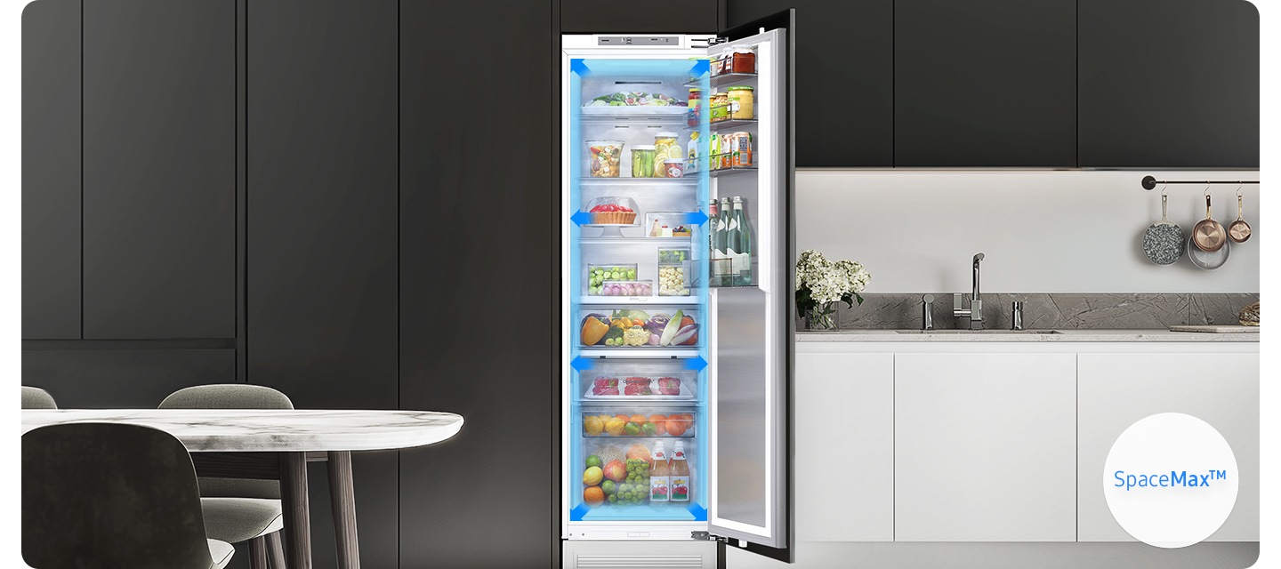 블랙&그레이톤 주방 냉장고장에 음식이 가득 든 1도어 냉장고 문이 오픈되어 있습니다. 이미지 우측 하단에는 SpaceMax™ 로고가 나와있습니다.