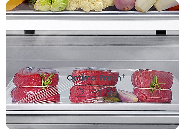 냉장고 내상 옵티멀 프레시+ 내부에 육류가 들어있는 연출된 이미지입니다.