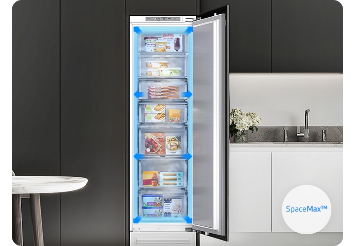 블랙&그레이톤 주방 냉장고장에 음식이 가득 든 1도어 냉동고 문이 오픈되어 있습니다. 이미지 우측 하단에는 SpaceMax™ 로고가 나와있습니다.