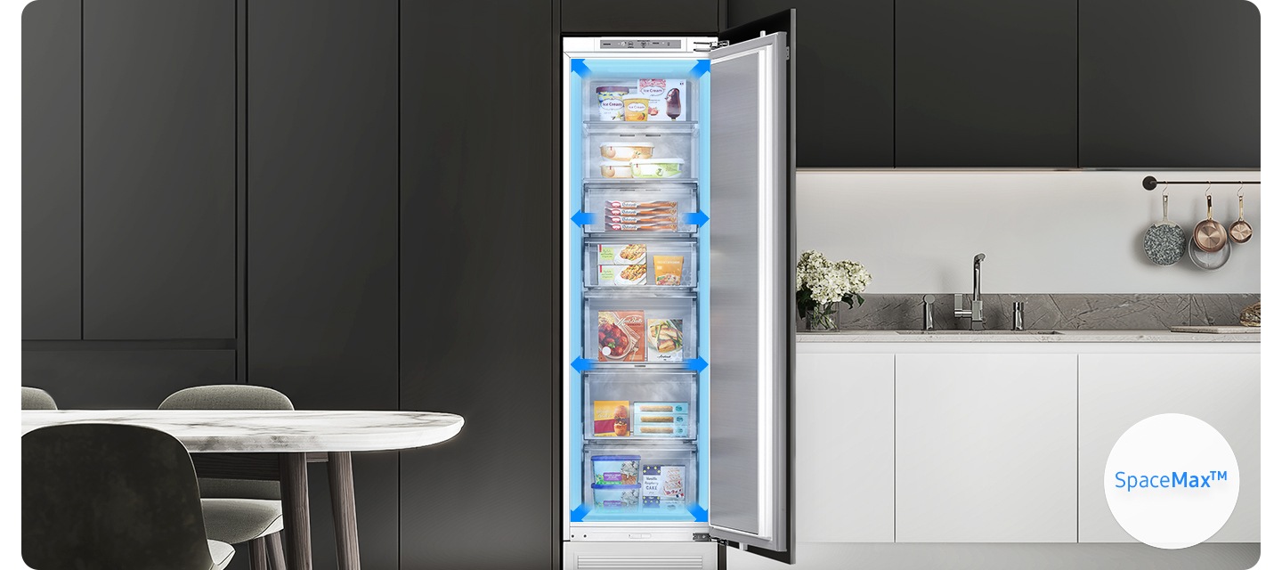 블랙&그레이톤 주방 냉장고장에 음식이 가득 든 1도어 냉동고 문이 오픈되어 있습니다. 이미지 우측 하단에는 SpaceMax™ 로고가 나와있습니다.
