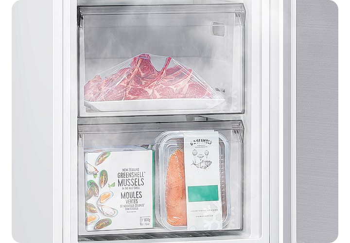 냉동고 참맛 냉동실 안에 육류와 어류 등 냉동 식품이 들어있고 냉기가 감도는 이미지 입니다.