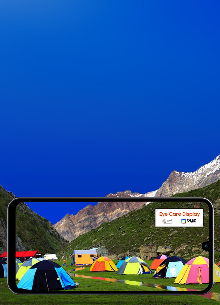 파란 하늘아래 만년설이 있는 산맥이 보이고 그 아래 알록 달록한 색상의 텐트들이 보입니다.