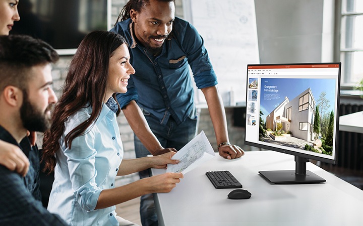 여러명의 사람들이 하나의 모니터를 함께 보며 이야기 나누고 있습니다