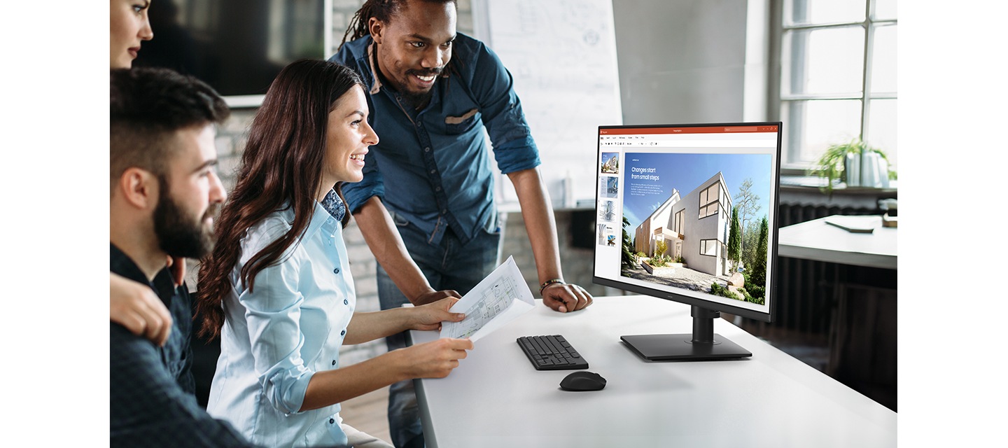 여러명의 사람들이 하나의 모니터를 함께 보며 이야기 나누고 있습니다