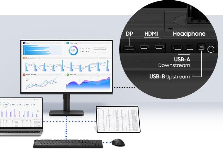 모니터와 노트북 태블릿이 놓여있고 모니터 후면의 포트를 보여줍니다
