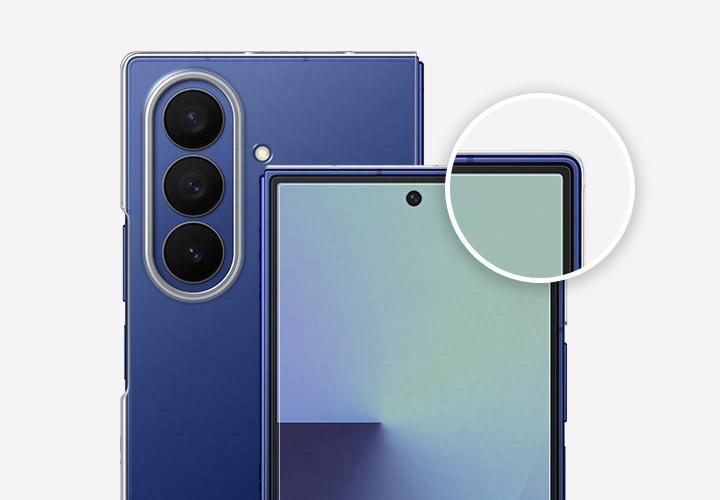 2대의 갤럭시 Z 폴드7을 클로즈업한 모습입니다. 하나는 AR 필름이 부착되어 전면 방향으로, 다른 하나는 클리어 그립 케이스를 장착한 후면 방향으로 놓여 있습니다. 확대된 이미지는 슬림한 모서리와 알맞게 부착된 AR 필름을 강조합니다.