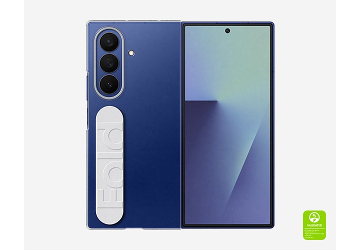 갤럭시 Z 폴드7이 전면 화면과 카메라가 모두 나타나도록 펼쳐져 있습니다. 클리어 그립 케이스가 장착되어 있고, 케이스의 그립과 후면 카메라 보호 필름이 노출됩니다. '클리어 그립 케이스는 최소 8.7%의 재활용 소재를 포함하고 있습니다. UL.COM/ECV' 라고 적힌 UL 인증이 표시되어 있습니다.