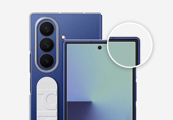 2대의 갤럭시 Z 폴드7을 클로즈업한 모습입니다. 하나는 AR 필름이 부착되어 전면 방향으로, 다른 하나는 클리어 그립 케이스를 장착한 후면 방향으로 놓여 있습니다. 확대된 이미지는 슬림한 모서리와 알맞게 부착된 AR 필름을 강조합니다.