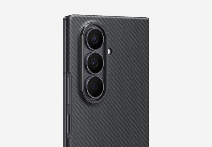 후면 커버를 옆으로 살짝 기울여 전면을 향하고 있는 갤럭시 Z 폴드7를 클로즈업한 모습입니다. 갤럭시 Z 폴드7은 블랙 색상의 카본 쉴드 케이스를 장착하여 얇은 케이스 두께를 더욱 강조합니다.