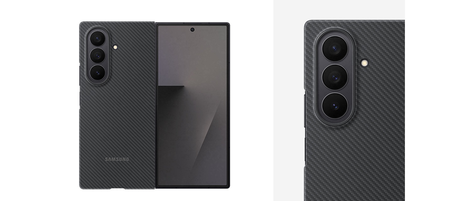 커버 스크린이 켜진 채 접혀진 갤럭시 Z 폴드7의 정면입니다. 블랙 색상의 카본 쉴드 케이스가 장착되어 있습니다. 더욱 안전한 보호를 위해 케이스 가장자리가 돌출된 것이 나타나도록 카메라 주변을 확대한 모습입니다.