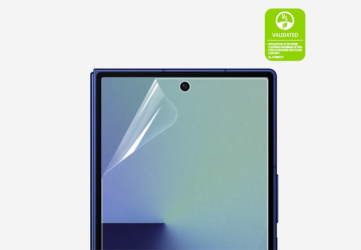 갤럭시 Z 폴드7 커버 화면을 확대한 모습입니다. AR 필름은 화면에서 살짝 벗겨져 필름의 반사를 줄인 선명함을 강조합니다. 'AR 필름 어플리케이터는 최소 50%의 재활용 소재를 포함하고 있습니다. UL.COM/ECV'라고 적힌 UL 인증이 표시되어 있습니다.