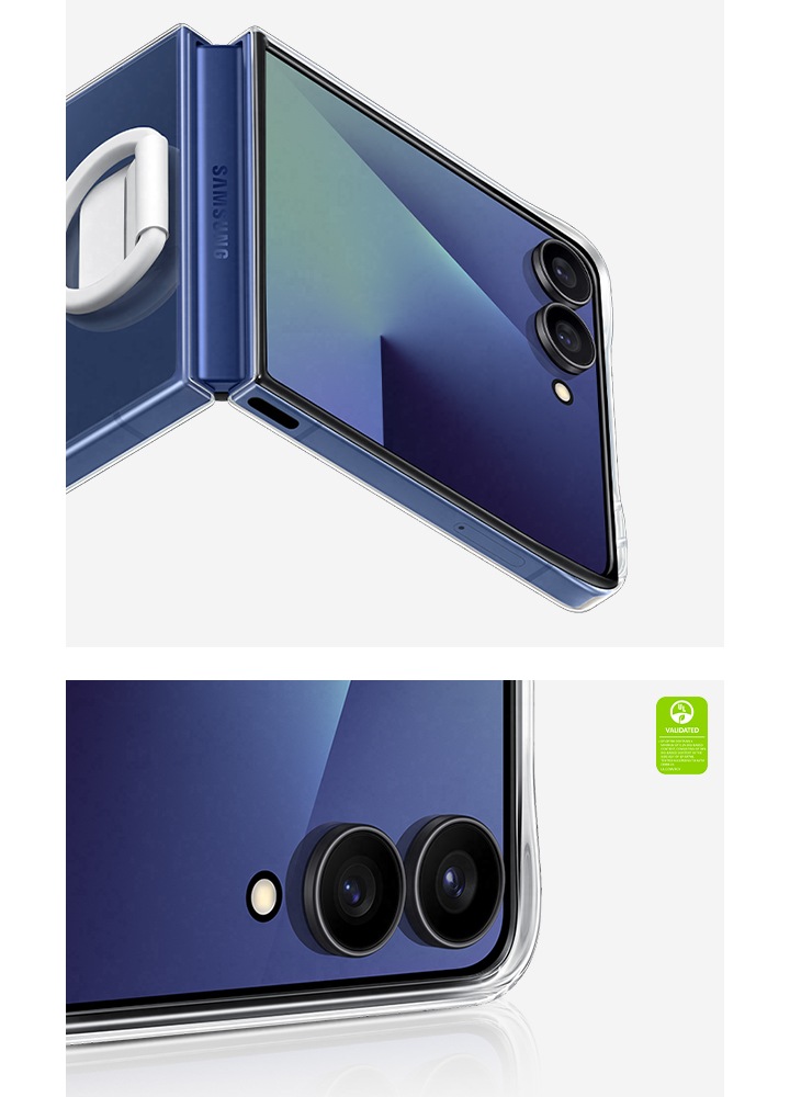 클리어 케이스가 장착된 갤럭시 Z 플립7이 살짝 열린 채 비스듬히 세워져 있고, 플렉스윈도우가 켜져 있습니다. 카메라 영역을 확대하면 카메라 보호를 위해 돌출된 모서리 디자인이 강조됩니다. '클리어 케이스는 최소 0.2%의 바이오 소재를 포함하고 있으며, 케이스 측면 키에는 39%의 바이오 소재가 포함되어 있습니다. ASTM D6866-24. UL.COM/ECV에 따른 테스트'라고 적힌 UL 인증이 표시되어 있습니다.