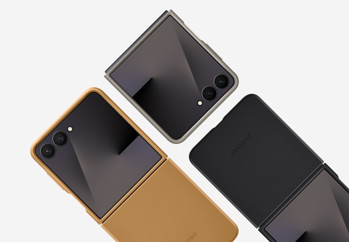 3대의 갤럭시 Z 플립7이 나란히 놓여 있습니다. 펼쳐진 2대의 갤럭시 Z 플립7은 카멜과 블랙 색상의 카인드수트 케이스를 장착한 정면입니다. 접힌 모습의 다른 갤럭시 Z 플립7은 토프 색상의 카인드수트 케이스가 장착되어 있고, 플렉스윈도우가 보이는 정면입니다.