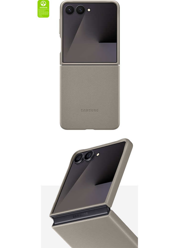 갤럭시 Z 플립7이 토프 색상의 카인드수트 케이스와 함께 펼쳐져 있습니다. 동일한 카인드수트 케이스를 장착한 갤럭시 Z 플립7이 살짝 펼쳐진 채 비스듬히 클로즈업된 모습입니다. 후면 카메라와 힌지로 확대됩니다. '카인드수트 케이스는 최소 21%의 재활용 소재를 포함하고 있으며, 케이스에 사용된 플라스틱은 34%의 재활용 소재가 포함되어 있습니다. UL.COM/ECV'라고 적힌 UL 인증이 표시되어 있습니다.