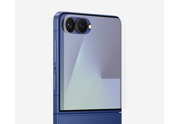 갤럭시 Z 플립7은 살짝 기울여진 채 세워져 있고 플렉스윈도우가 확대되어 있습니다. AR 필름이 화면 가까이에 떠 있어 완벽한 밀착 디자인을 강조합니다.