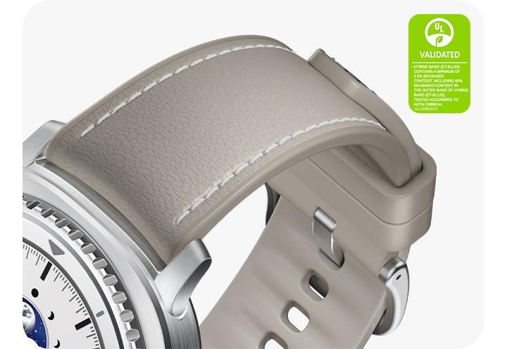 갤럭시 워치8 클래식에 장착된 하이브리드 밴드를 클로즈업하며 고급 소재를 강조합니다.