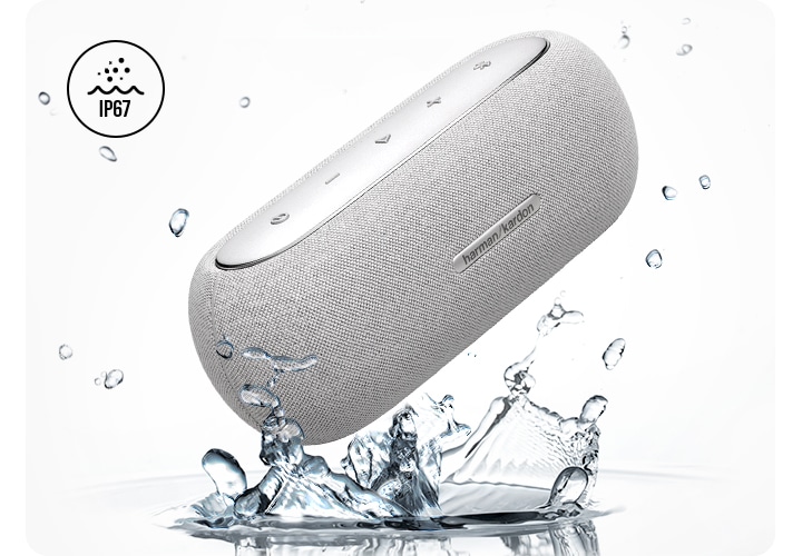 스피커가 물 위로 떨어지고 있으며, 스피커 주위에는 물방울들이 튀기고 있습니다.