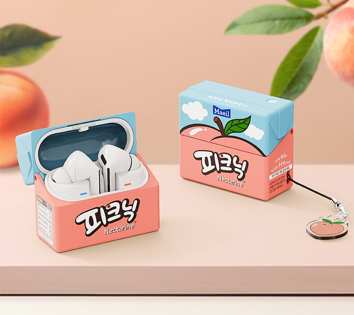 복숭아 그림 배경이 있는 공간에 제품을 장착한 버즈3│버즈3 프로가 왼쪽에는 뚜껑이 열린채로, 오른쪽에는 뚜껑이 닫힌채로 세워져 있습니다.