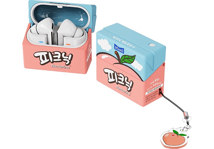 기기를 장착한 피크닉 천도복숭아 케이스가 왼쪽은 뚜껑이 열린채, 오른쪽은 뚜껑이 닫히고 키링을 달고 있는채로 세워져 있습니다.