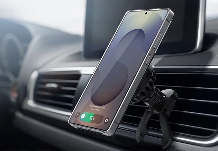 차량 앞쪽 중앙에 네비게이션과 냉난방 바람 구멍이 보이며, 우측 바람구멍에 스마트폰이 장착된 차량용 마그넷 무선 충전기가 보이고 있습니다.