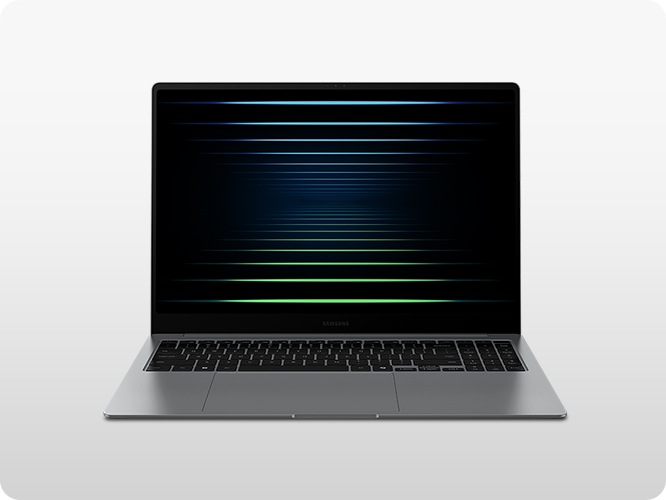 [그레이 색상의 갤럭시 북5 프로가 정면을 향해 열려 있으며 화면에는 검은색 월페이퍼가 적용되어 있습니다.]