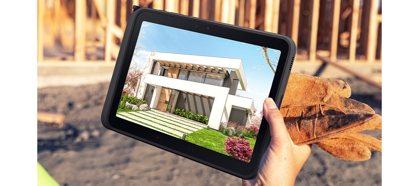 야외 건설 현장에서 갤럭시 탭 액티브5 프로를 들고 있는 모습입니다. 화면에는 세밀한 주택 렌더링 이미지가 띄워져 있으며 주변 환경에 관계 없이 선명함을 유지하고 있는 모습입니다.