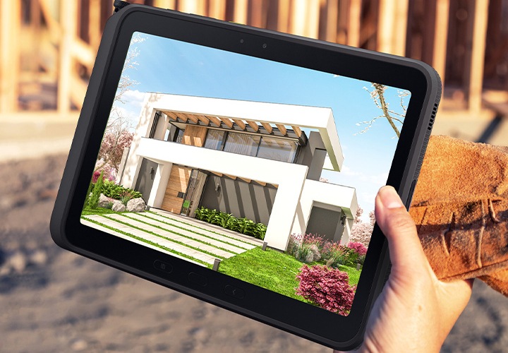 야외 건설 현장에서 갤럭시 탭 액티브5 프로를 들고 있는 모습입니다. 화면에는 세밀한 주택 렌더링 이미지가 띄워져 있으며 주변 환경에 관계 없이 선명함을 유지하고 있는 모습입니다.