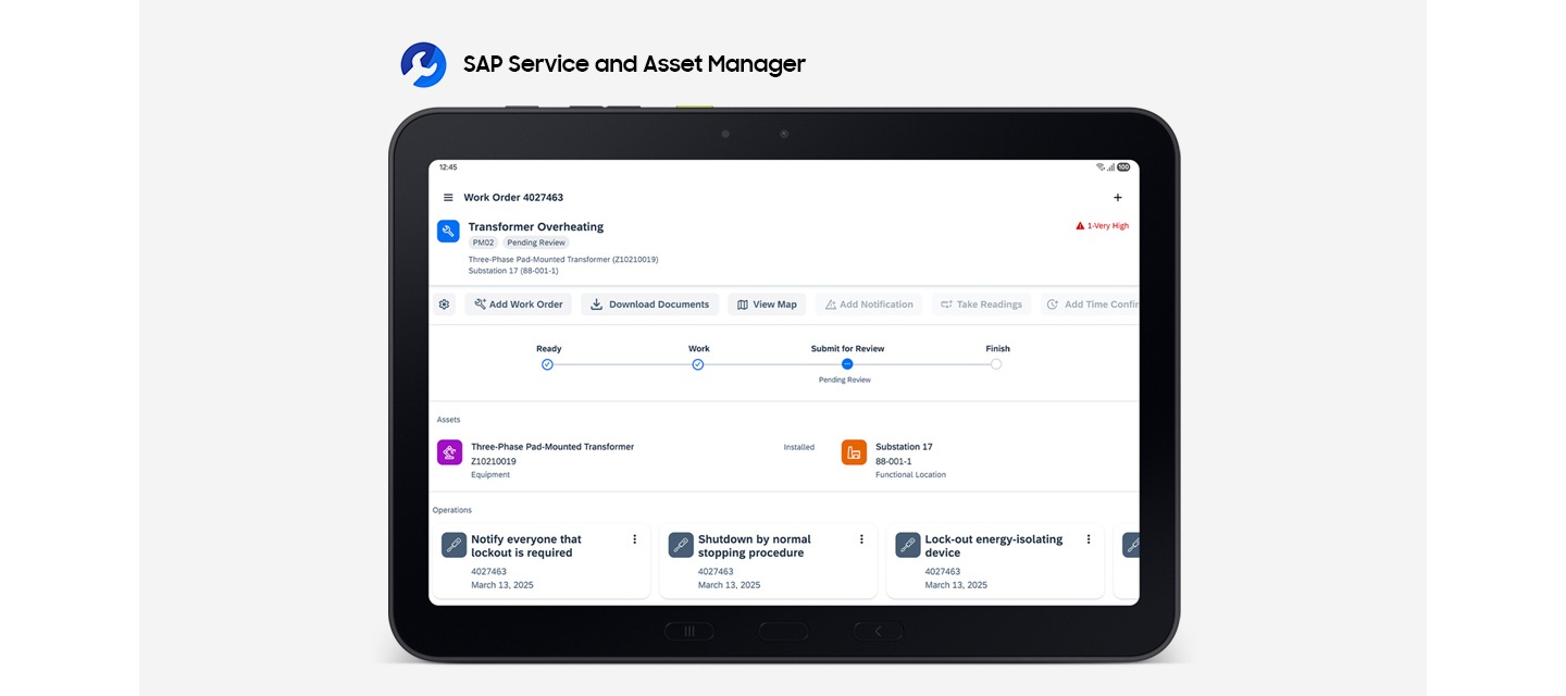 갤럭시 탭 액티브5 프로는 정면을 향하고 있으며, 진행 중인 프로젝트, 자산 관리 및 운영 진행 상황에 대한 정보가 포함된 SAP 서비스 대시보드를 표시합니다. 왼쪽 상단에는 SAP 서비스 및 자산 관리자 앱 로고가 있습니다.