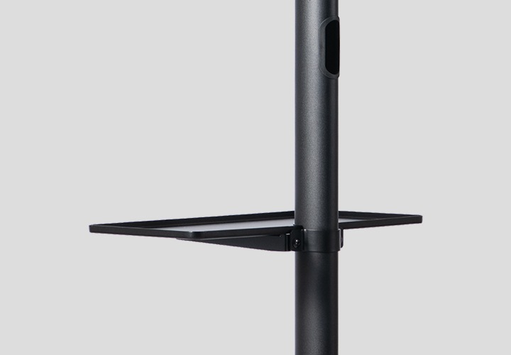 기둥에 선반 거치대가 장착되어 있는 모습을 확대하여 보여주고 있는 이미지입니다.