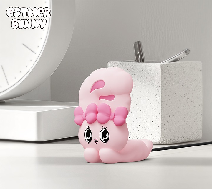 책상 위에 시계, 연필꽃이가 있고 그 앞에 충전독을 장착한 에스더버니 갤럭시 워치 충전독 거치대가 보이고 있습니다.