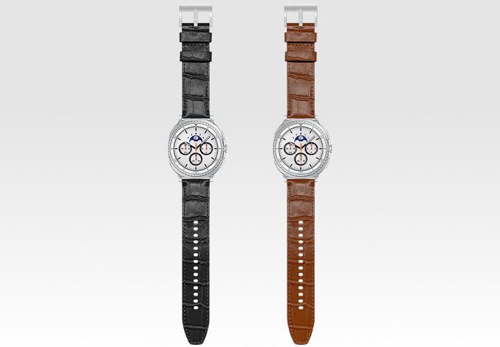 프리미엄 레더 밴드 블랙, 브라운을 장착한 갤럭시 워치8 클래식 두 대가 나란히 보이고 있습니다.