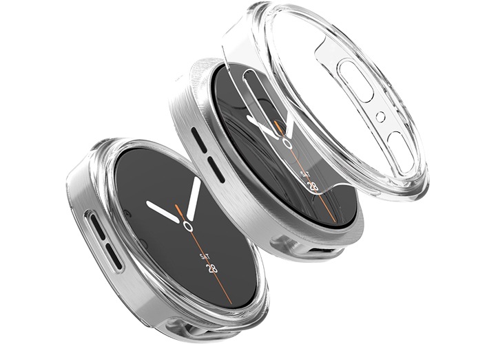 갤럭시 워치8 두 대가 앞뒤로 나란히 있고, 맨 앞에 갤럭시 워치8 클리어 케이스가 있습니다.