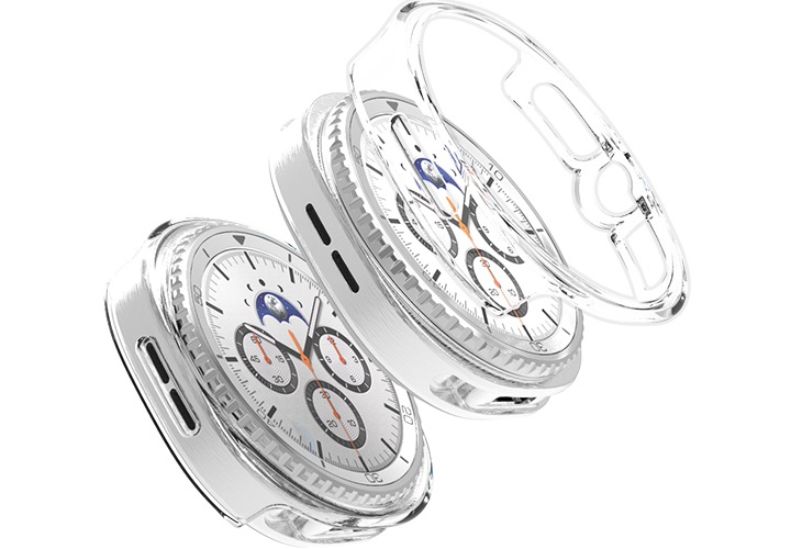 갤럭시 워치8 클래식 두 대가 앞뒤로 나란히 있고, 맨 앞에 갤럭시 워치8 클리어 케이스가 있습니다.