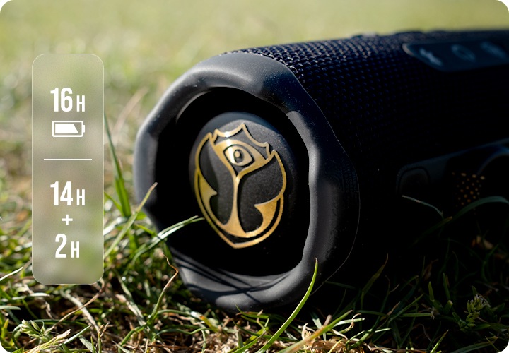 잔디 위에 스피커가 놓여 있습니다. 스피커 왼쪽에는 총 재생 가능한 시간인 16H와 그 아래에는 한 번 충전 시 재생 가능한 시간인 14H+Playtime Boost 기능으로 추가 확보 가능한 재생 시간인 2H가 기재되어 있습니다.