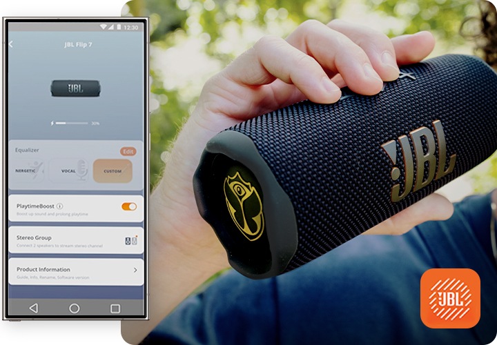 사람이 스피커를 들고 있습니다. 오른쪽 하단에는 스마트폰이 보이며, 화면에는 JBL Portable 앱 화면이 보입니다.