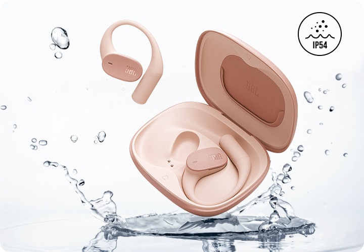 물방울이 튀기는 공간에 충전 캐이스와 이어폰이 있습니다.