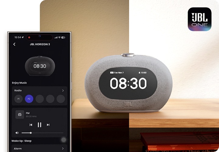 테이블 위에 HORIZON 3가 놓여 있습니다. 왼쪽 하단에 휴대폰이 있으며 화면에는 JBL ONE 앱 화면이 보입니다.