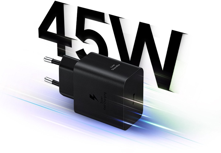 블랙 색상의 삼성 45W 정품 충전기가 비스듬하게 놓여져 있습니다. 충전기 위로 45W 텍스트가 적혀있고 빠르게 움직이는 듯이 연출되어 있습니다.