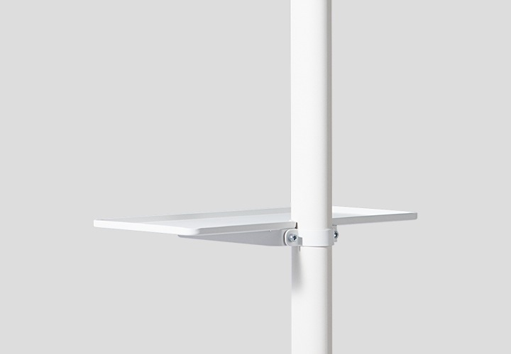 기둥에 선반 거치대가 장착되어 있는 모습을 확대하여 보여주고 있는 이미지입니다.